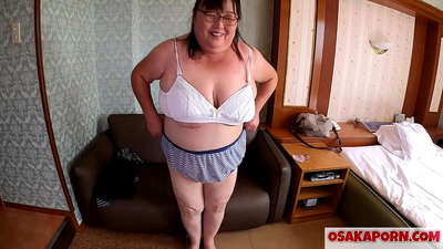 Semiz yapon onasi katta ko'kraklarini ko'rsatadi va jinsiy o'yinchoqdan zavqlanadi. 51 yoshli osiyolik ona o'zining jinsiy tajribasi haqida gapiradi. Yukiko 1 OSAKAPORN semiz milf